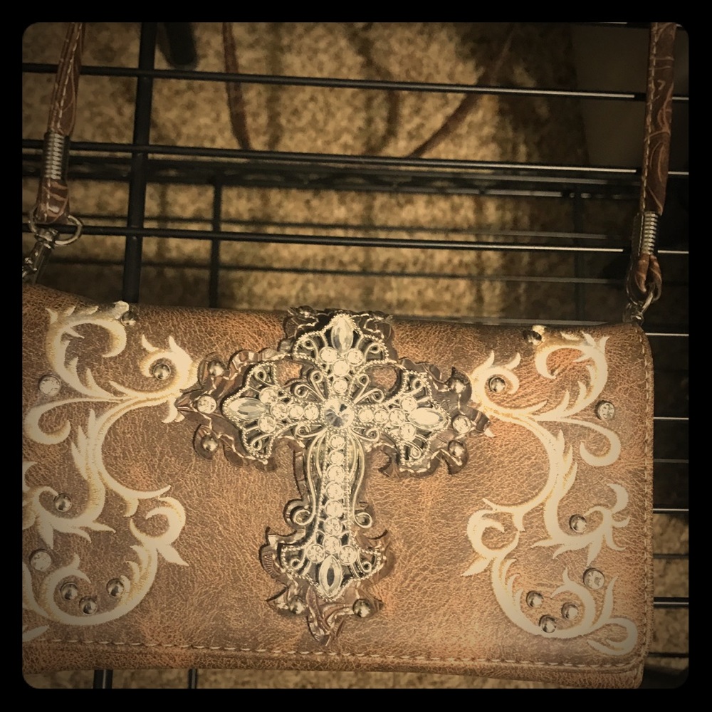 Super cute small crossbody or wristlet. NWOT